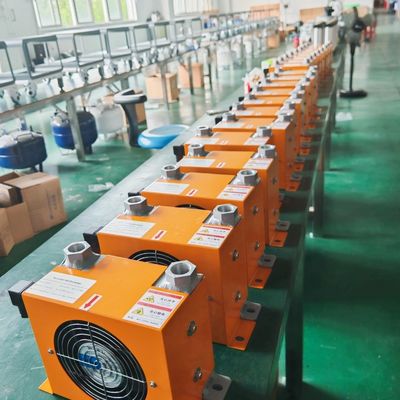 ضاغط هواء أسنان 220 فولت 60 لتر مع مجفف هواء ضاغط هواء طبي صامت خالٍ من الزيت لـ 4 وحدات أسنان